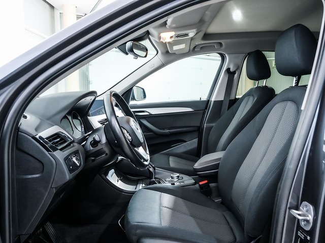 BMW X1 sDrive18i color Gris. Año 2021. 103KW(140CV). Gasolina. En concesionario Oliva Motor Tarragona de Tarragona