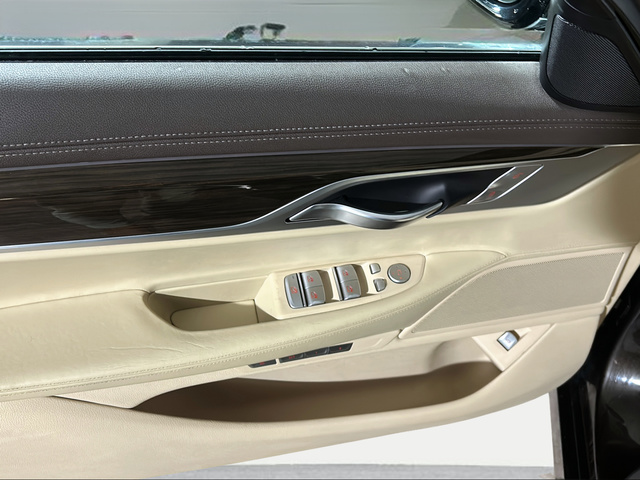 BMW Serie 7 730d color Gris. Año 2016. 195KW(265CV). Diésel. En concesionario San Pablo Motor | Su Eminencia de Sevilla