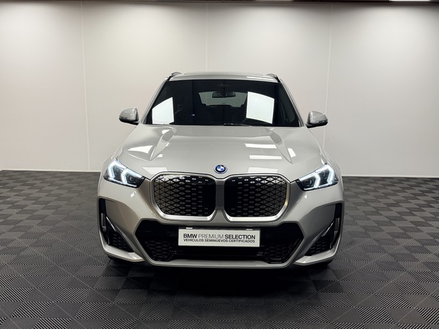 BMW iX1 xDrive30 color Gris Plata. Año 2025. 230KW(313CV). Eléctrico. En concesionario Maberauto de Castellón