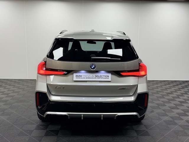 BMW iX1 xDrive30 color Gris Plata. Año 2025. 230KW(313CV). Eléctrico. En concesionario Maberauto de Castellón