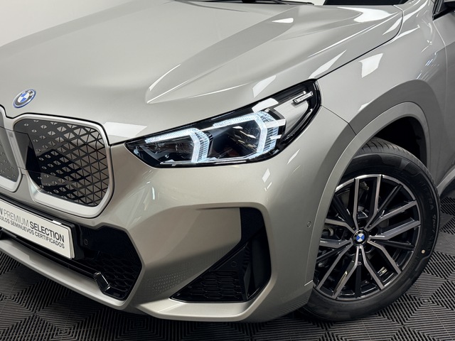 BMW iX1 xDrive30 color Gris Plata. Año 2025. 230KW(313CV). Eléctrico. En concesionario Maberauto de Castellón