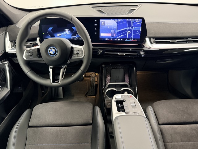 BMW iX1 xDrive30 color Gris Plata. Año 2025. 230KW(313CV). Eléctrico. En concesionario Maberauto de Castellón