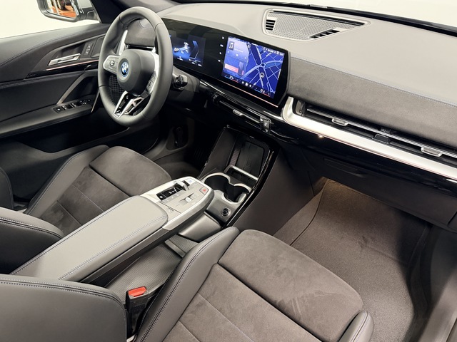 BMW iX1 xDrive30 color Gris Plata. Año 2025. 230KW(313CV). Eléctrico. En concesionario Maberauto de Castellón