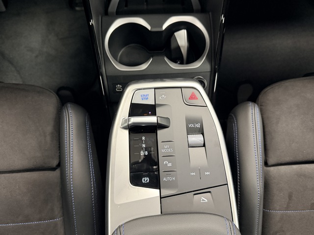 BMW iX1 xDrive30 color Gris Plata. Año 2025. 230KW(313CV). Eléctrico. En concesionario Maberauto de Castellón