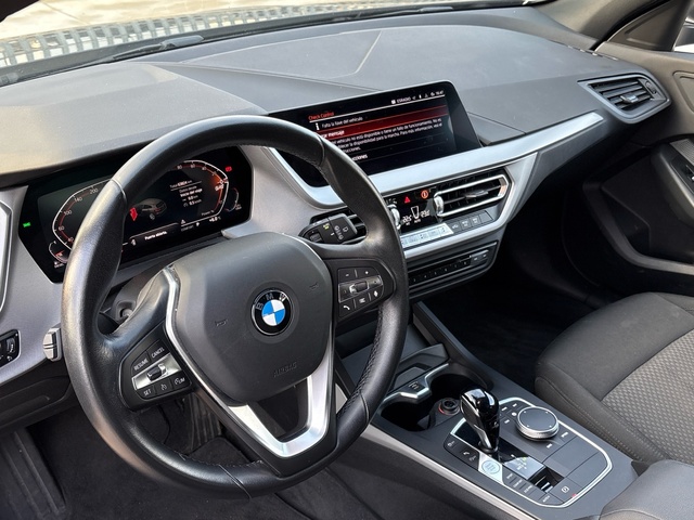 BMW Serie 1 118d color Negro. Año 2022. 110KW(150CV). Diésel. En concesionario BYmyCAR Madrid - Algete de Madrid