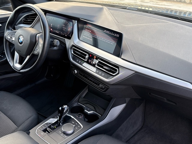 BMW Serie 1 118d color Negro. Año 2022. 110KW(150CV). Diésel. En concesionario BYmyCAR Madrid - Algete de Madrid