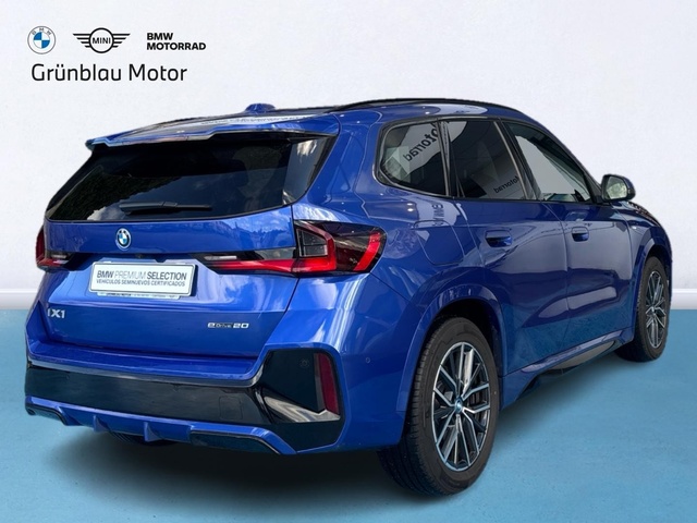 BMW iX1 eDrive20 color Azul. Año 2025. 150KW(204CV). Eléctrico. En concesionario Grünblau Motor (Bmw y Mini) de Cantabria