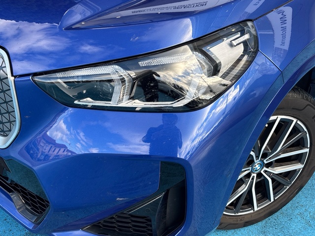 BMW iX1 eDrive20 color Azul. Año 2025. 150KW(204CV). Eléctrico. En concesionario Grünblau Motor (Bmw y Mini) de Cantabria