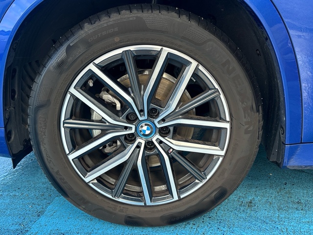 BMW iX1 eDrive20 color Azul. Año 2025. 150KW(204CV). Eléctrico. En concesionario Grünblau Motor (Bmw y Mini) de Cantabria