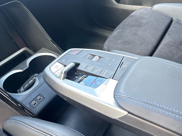 BMW iX1 eDrive20 color Azul. Año 2025. 150KW(204CV). Eléctrico. En concesionario Grünblau Motor (Bmw y Mini) de Cantabria