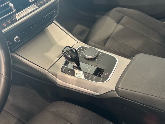 BMW Serie 3 318d color Blanco. Año 2020. 110KW(150CV). Diésel. En concesionario Motor Gorbea de Álava