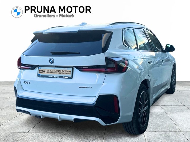 BMW iX1 eDrive20 color Blanco. Año 2025. 150KW(204CV). Eléctrico. En concesionario Pruna Motor, S.L de Barcelona