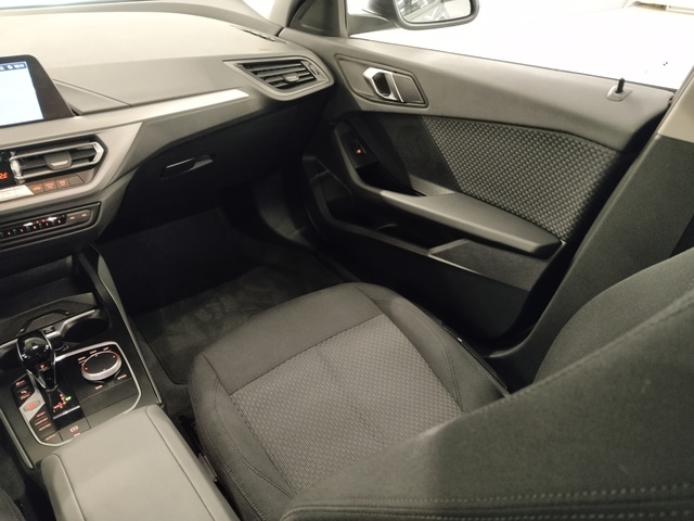 BMW Serie 1 118i color Gris. Año 2024. 103KW(140CV). Gasolina. En concesionario Autoberón de La Rioja