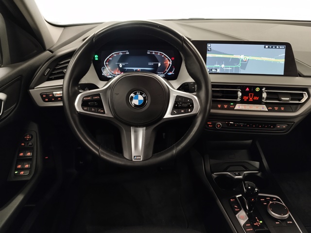 BMW Serie 1 118i color Gris. Año 2024. 103KW(140CV). Gasolina. En concesionario Autoberón de La Rioja