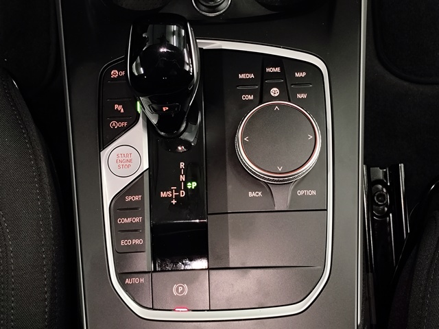 BMW Serie 1 118i color Gris. Año 2024. 103KW(140CV). Gasolina. En concesionario Autoberón de La Rioja