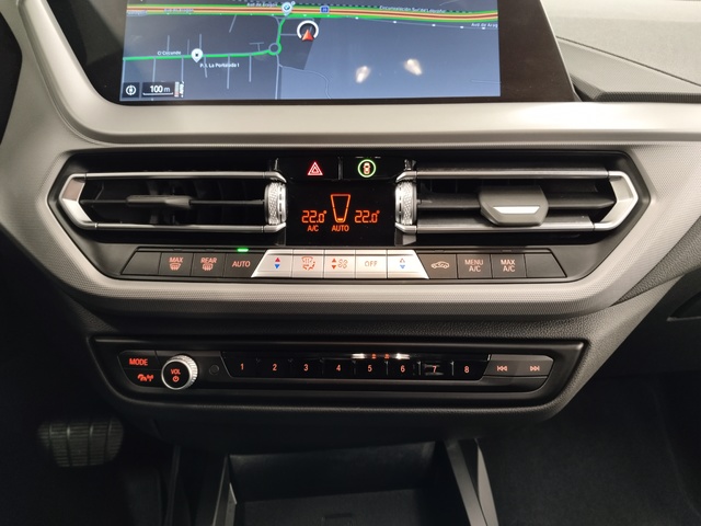 BMW Serie 1 118i color Gris. Año 2024. 103KW(140CV). Gasolina. En concesionario Autoberón de La Rioja