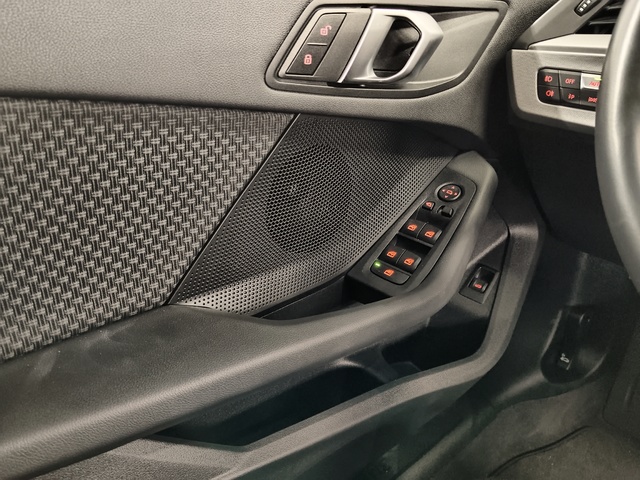 BMW Serie 1 118i color Gris. Año 2024. 103KW(140CV). Gasolina. En concesionario Autoberón de La Rioja