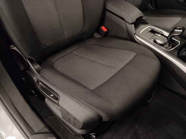 BMW Serie 1 118i color Gris. Año 2024. 103KW(140CV). Gasolina. En concesionario Autoberón de La Rioja