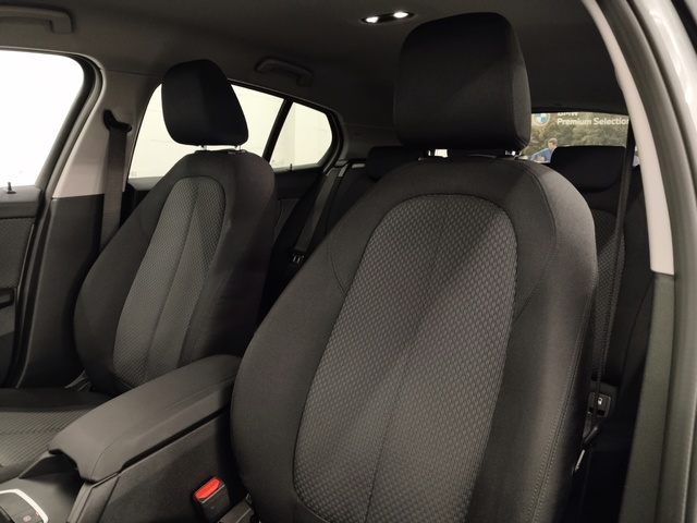 BMW Serie 1 118i color Gris. Año 2024. 103KW(140CV). Gasolina. En concesionario Autoberón de La Rioja