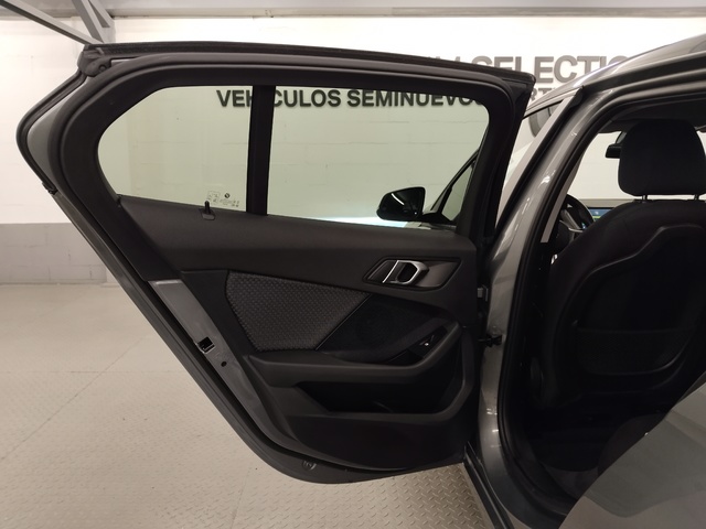 BMW Serie 1 118i color Gris. Año 2024. 103KW(140CV). Gasolina. En concesionario Autoberón de La Rioja