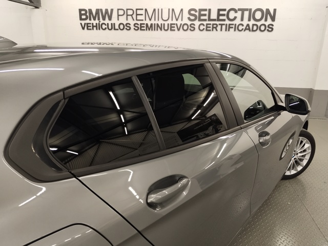 BMW Serie 1 118i color Gris. Año 2024. 103KW(140CV). Gasolina. En concesionario Autoberón de La Rioja