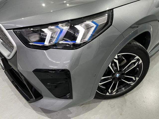 BMW iX2 eDrive20 color Gris. Año 2025. 150KW(204CV). Eléctrico. En concesionario Unicars Ponent de Lleida