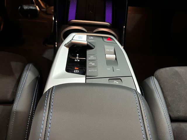 BMW iX2 eDrive20 color Gris. Año 2025. 150KW(204CV). Eléctrico. En concesionario Unicars Ponent de Lleida