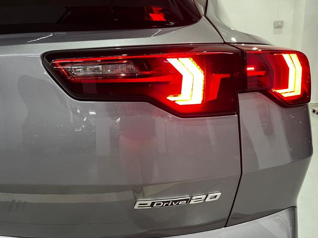 BMW iX2 eDrive20 color Gris. Año 2025. 150KW(204CV). Eléctrico. En concesionario Unicars Ponent de Lleida