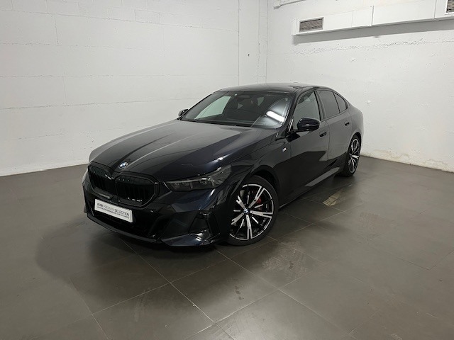 BMW Serie 5 540d color Negro. Año 2025. 223KW(303CV). Diésel. En concesionario Amiocar S.A. de Coruña