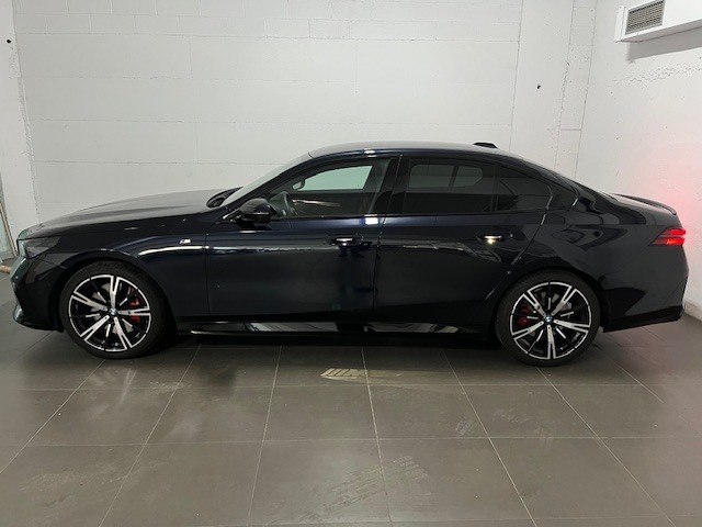 BMW Serie 5 540d color Negro. Año 2025. 223KW(303CV). Diésel. En concesionario Amiocar S.A. de Coruña