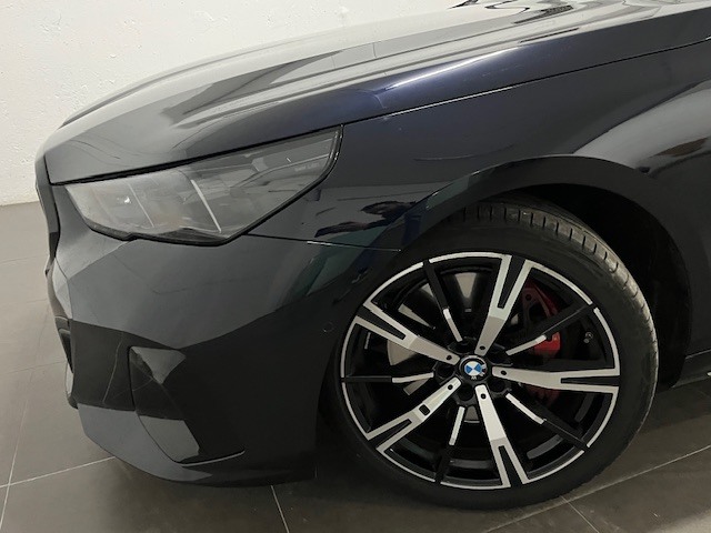 BMW Serie 5 540d color Negro. Año 2025. 223KW(303CV). Diésel. En concesionario Amiocar S.A. de Coruña