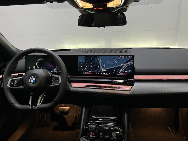 BMW Serie 5 540d color Negro. Año 2025. 223KW(303CV). Diésel. En concesionario Amiocar S.A. de Coruña