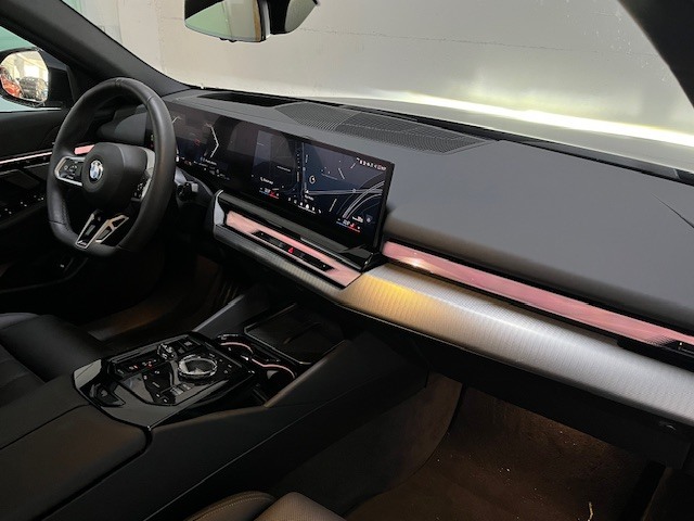 BMW Serie 5 540d color Negro. Año 2025. 223KW(303CV). Diésel. En concesionario Amiocar S.A. de Coruña