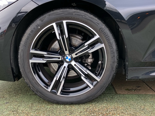 BMW Serie 3 318d Touring color Negro. Año 2025. 110KW(150CV). Diésel. En concesionario Bernesga Motor León (Bmw y Mini) de León