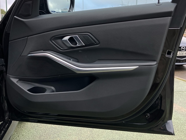 BMW Serie 3 318d Touring color Negro. Año 2025. 110KW(150CV). Diésel. En concesionario Bernesga Motor León (Bmw y Mini) de León