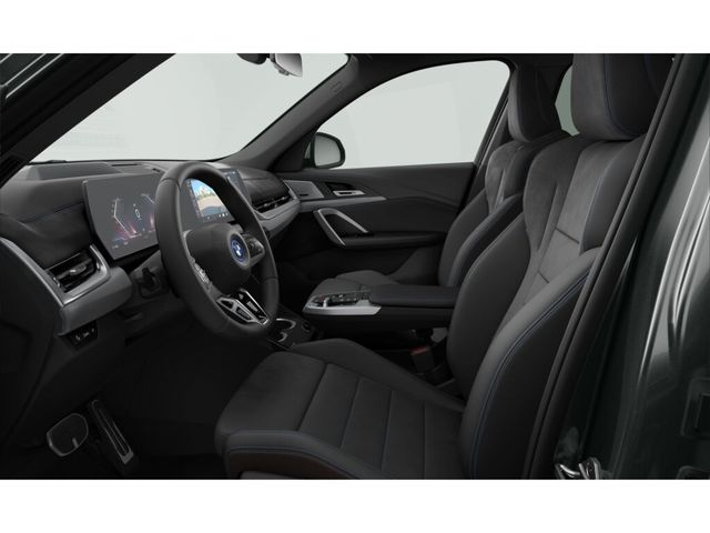 BMW iX1 eDrive20 color Gris Plata. Año 2025. 150KW(204CV). Eléctrico. En concesionario Caetano Cuzco, Alcalá de Madrid