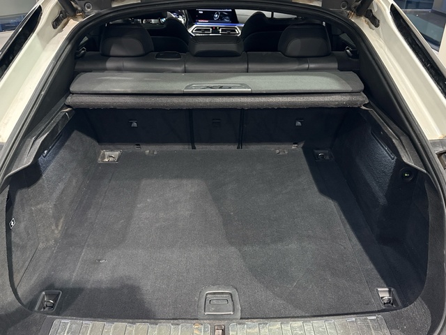 BMW X6 xDrive40d color Blanco. Año 2021. 250KW(340CV). Diésel. En concesionario Burgocar (Bmw y Mini) de Burgos