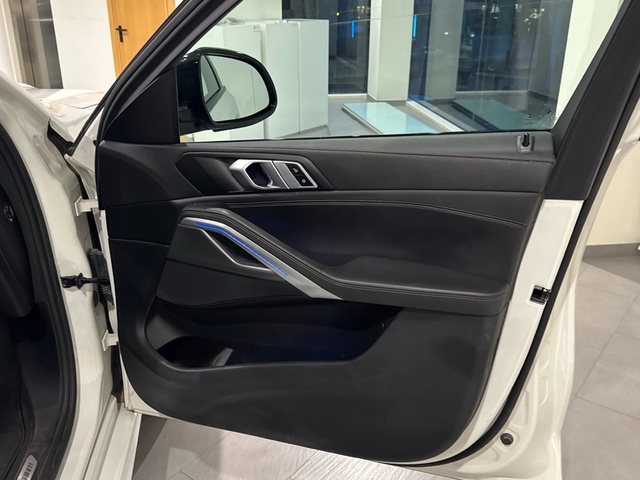 BMW X6 xDrive40d color Blanco. Año 2021. 250KW(340CV). Diésel. En concesionario Burgocar (Bmw y Mini) de Burgos