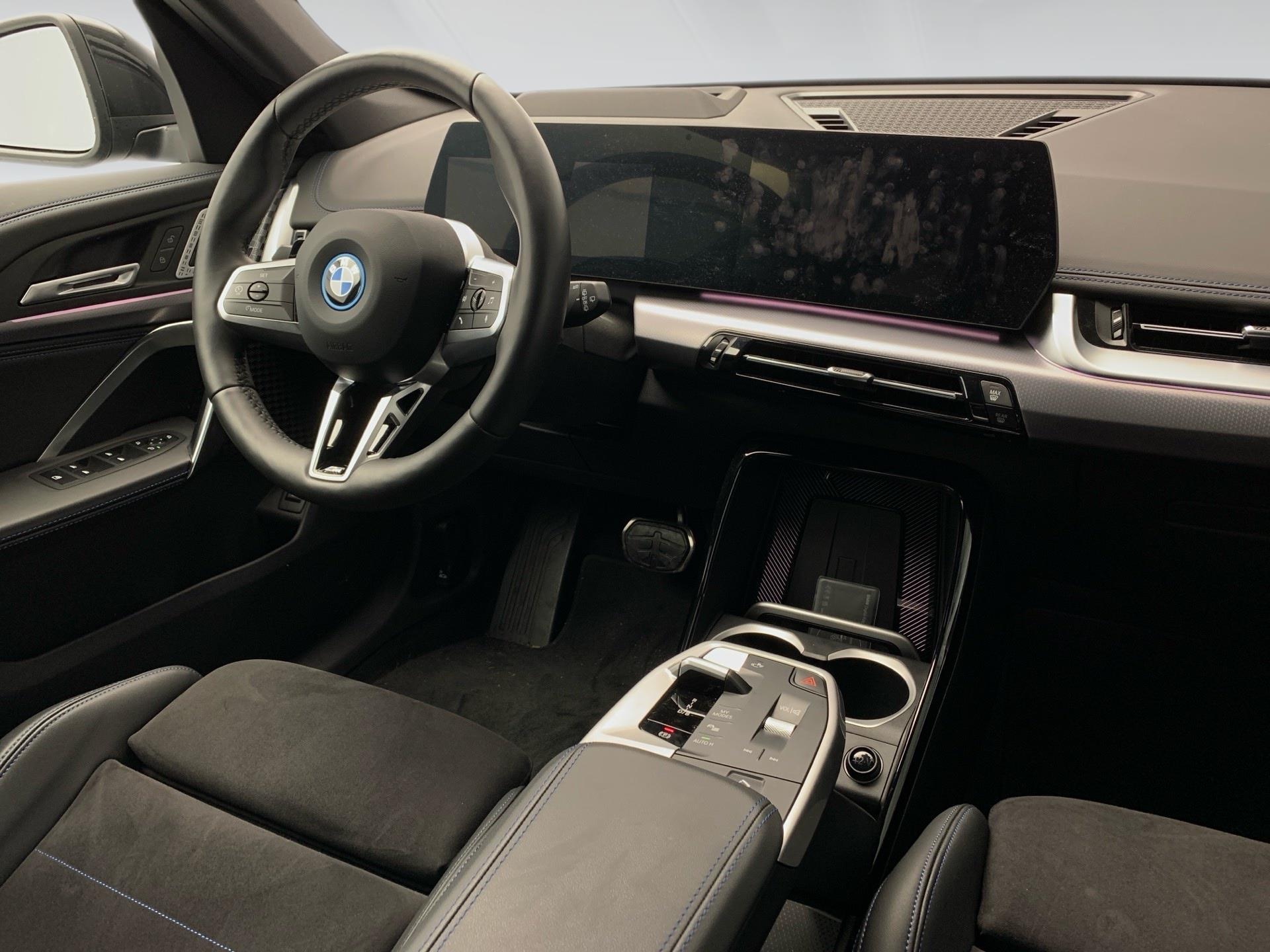 BMW iX1 eDrive20 color Negro. Año 2025. 150KW(204CV). Eléctrico. En concesionario Automotor Premium Velázquez - Málaga de Málaga