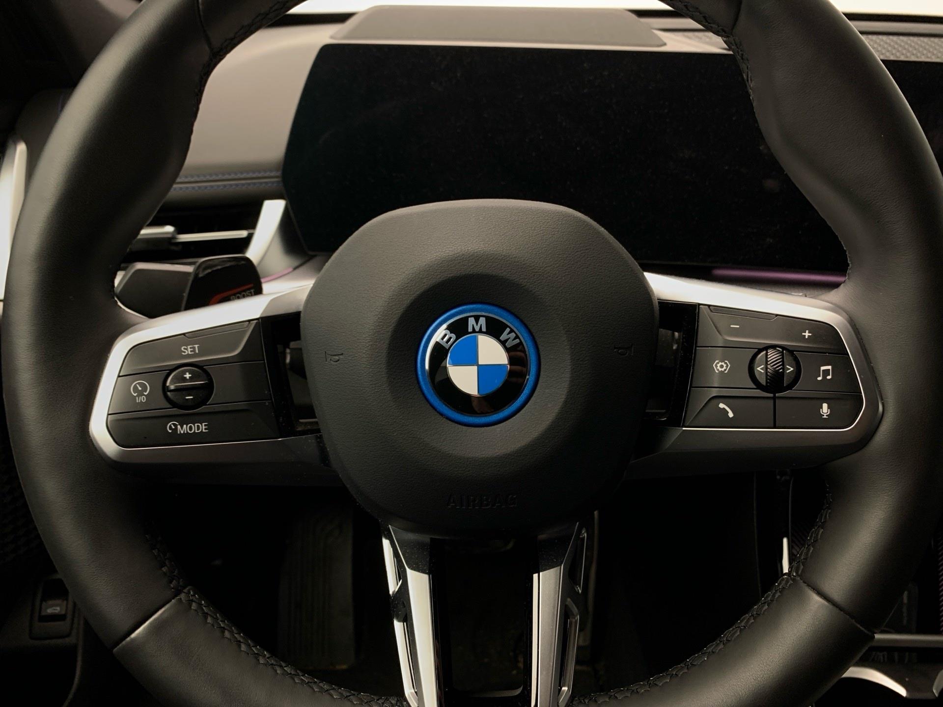 BMW iX1 eDrive20 color Negro. Año 2025. 150KW(204CV). Eléctrico. En concesionario Automotor Premium Velázquez - Málaga de Málaga