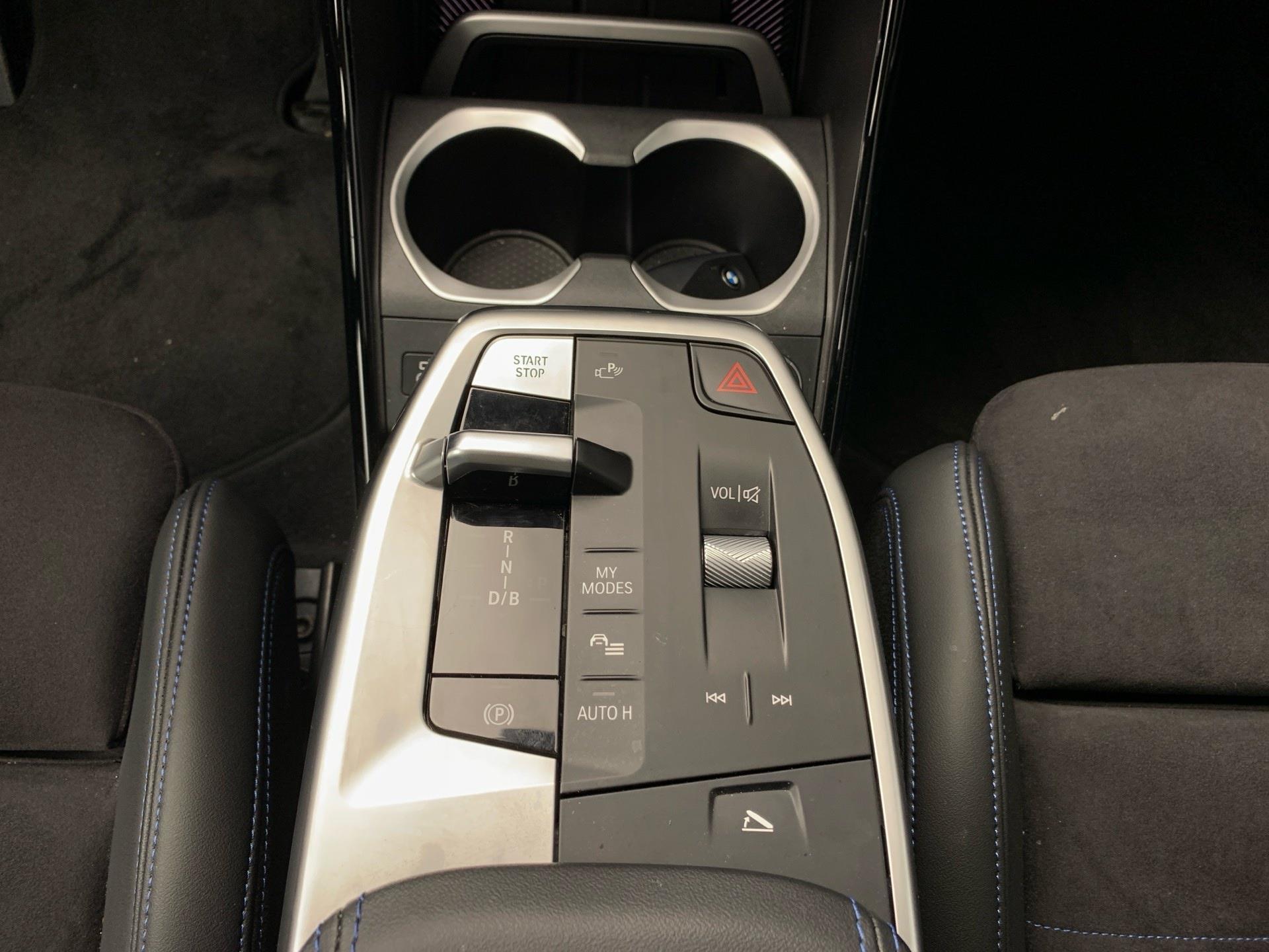 BMW iX1 eDrive20 color Gris Plata. Año 2025. 150KW(204CV). Eléctrico. En concesionario Automotor Premium Velázquez - Málaga de Málaga