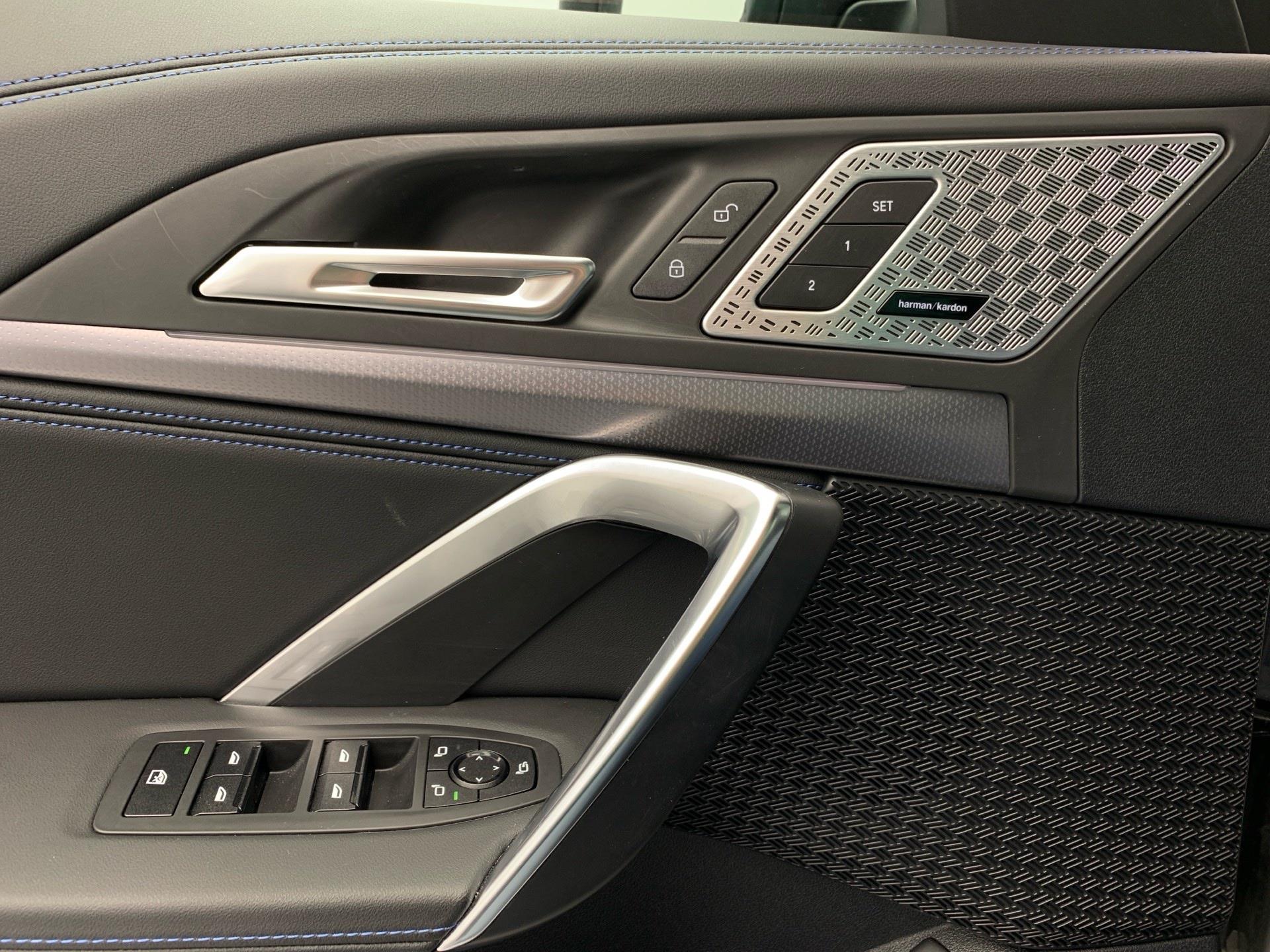 BMW iX1 eDrive20 color Gris Plata. Año 2025. 150KW(204CV). Eléctrico. En concesionario Automotor Premium Velázquez - Málaga de Málaga