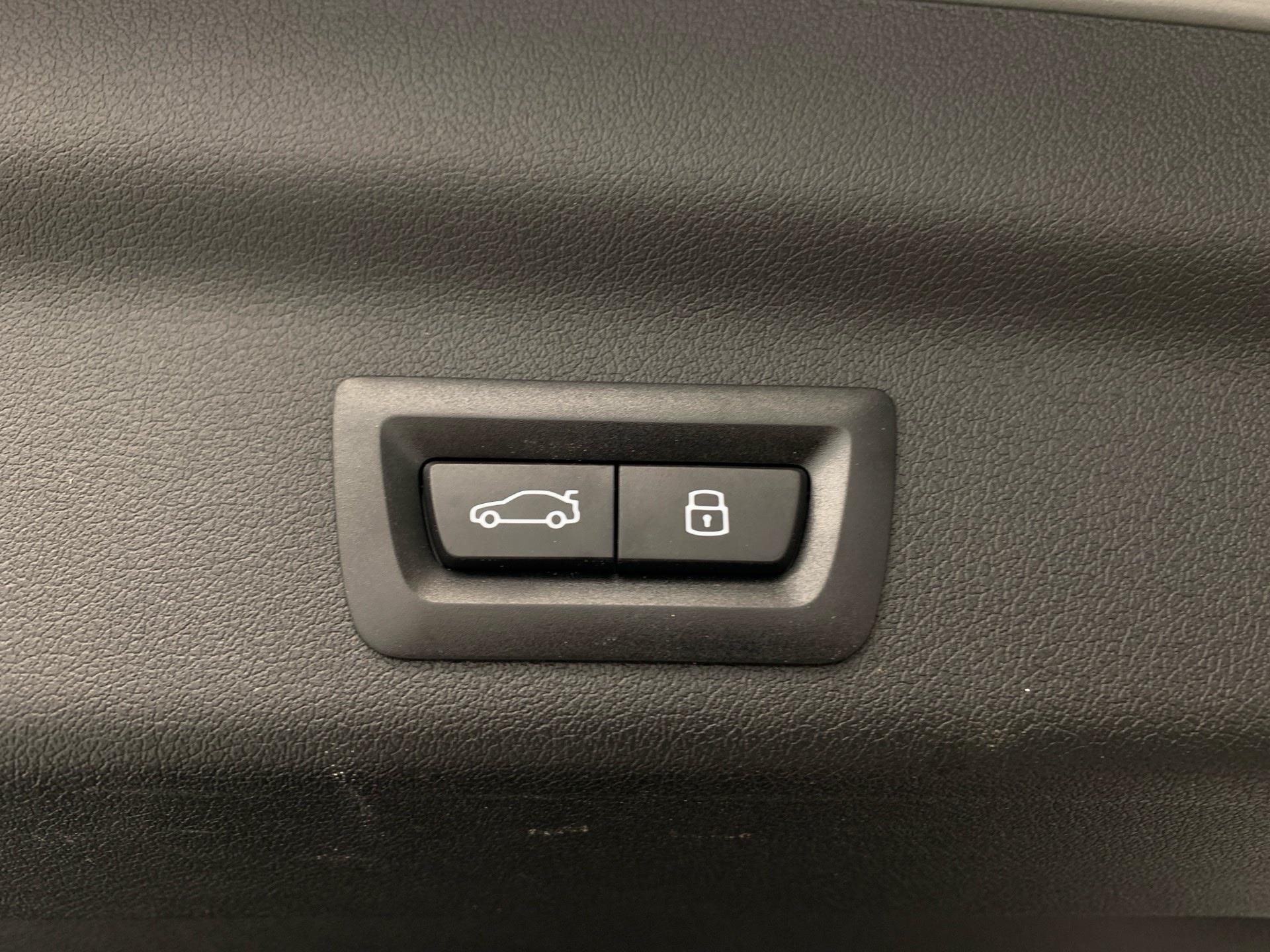 BMW iX1 eDrive20 color Gris Plata. Año 2025. 150KW(204CV). Eléctrico. En concesionario Automotor Premium Velázquez - Málaga de Málaga