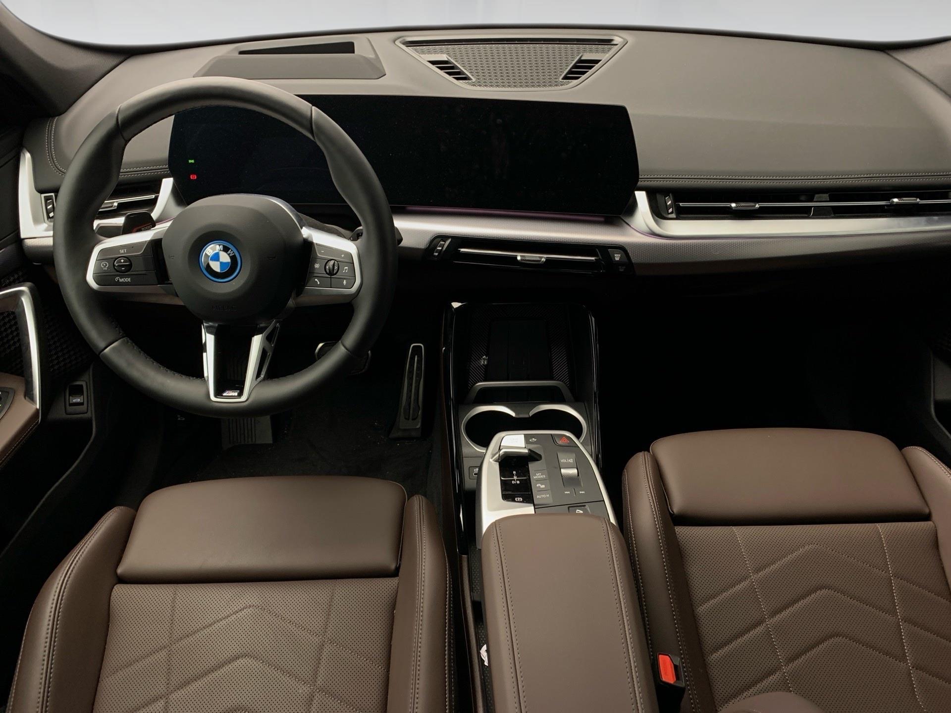 BMW iX1 eDrive20 color Blanco. Año 2025. 150KW(204CV). Eléctrico. En concesionario Automotor Premium Velázquez - Málaga de Málaga