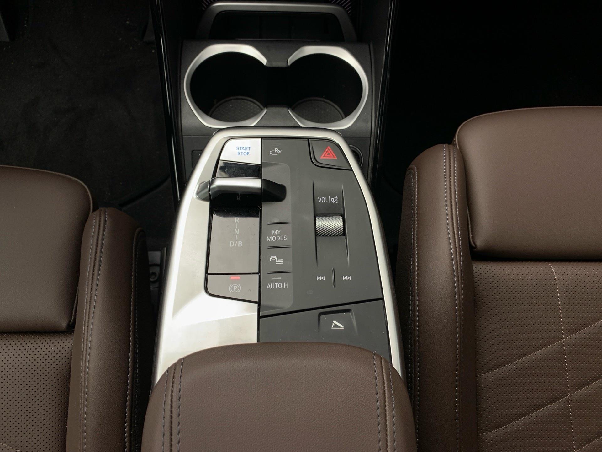 BMW iX1 eDrive20 color Blanco. Año 2025. 150KW(204CV). Eléctrico. En concesionario Automotor Premium Velázquez - Málaga de Málaga