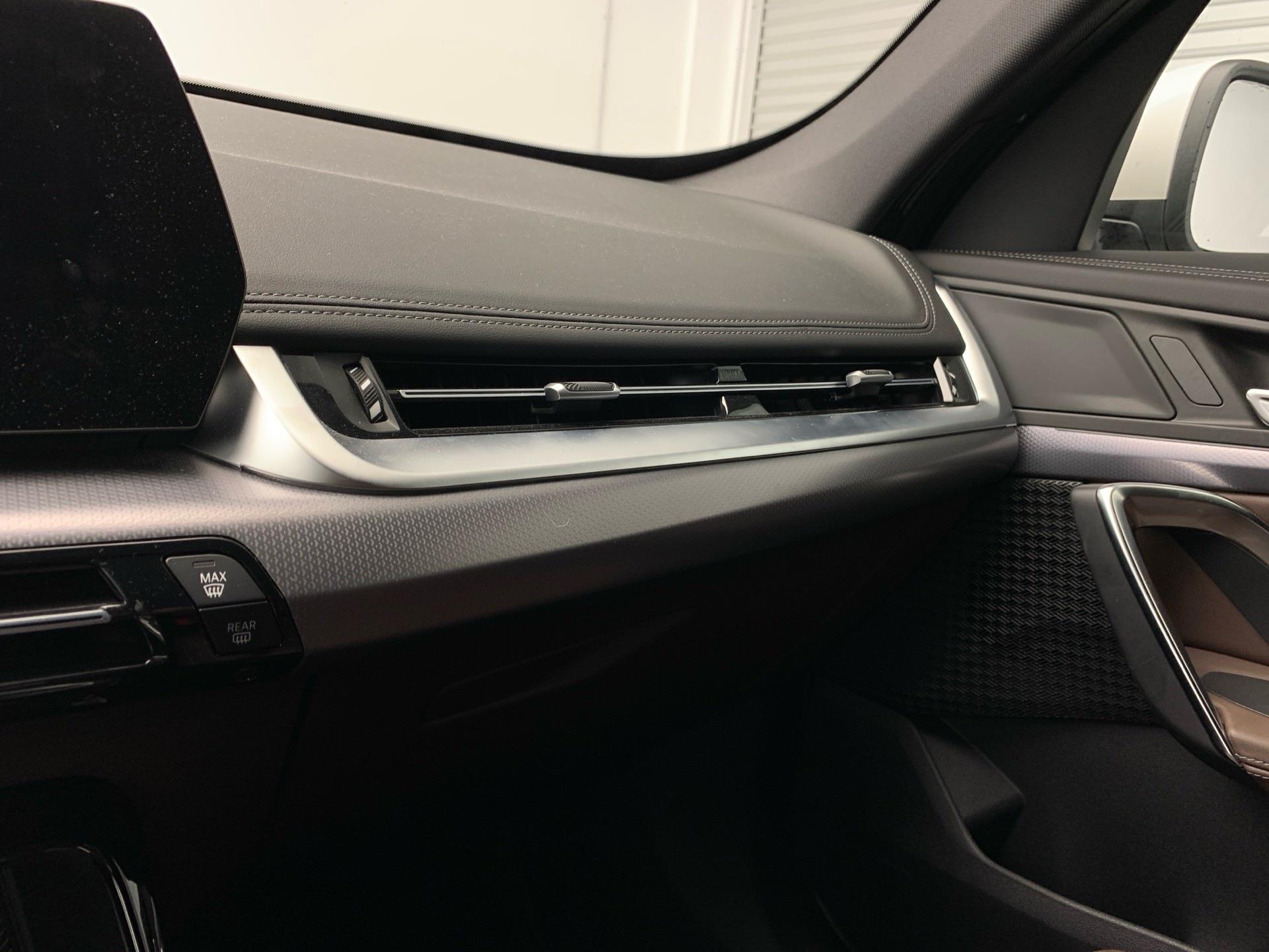 BMW iX1 eDrive20 color Blanco. Año 2025. 150KW(204CV). Eléctrico. En concesionario Automotor Premium Velázquez - Málaga de Málaga