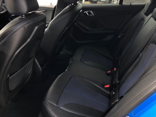 BMW Serie 1 118i color Azul. Año 2023. 103KW(140CV). Gasolina. En concesionario Proa Premium Ibiza de Illes Balears