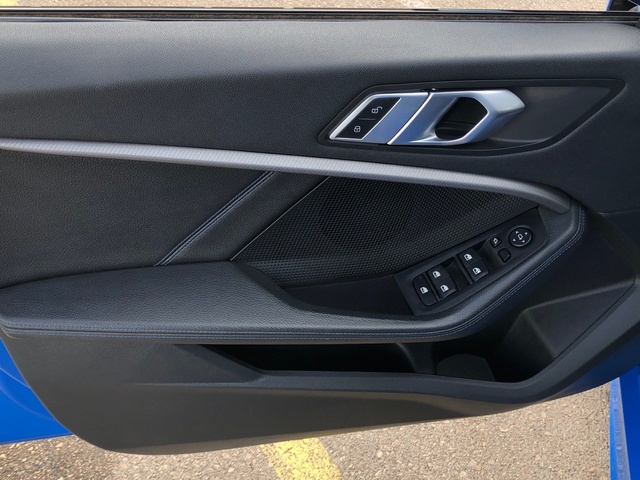 BMW Serie 1 118i color Azul. Año 2023. 103KW(140CV). Gasolina. En concesionario Proa Premium Ibiza de Illes Balears