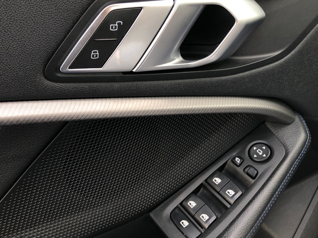 BMW Serie 1 118i color Azul. Año 2023. 103KW(140CV). Gasolina. En concesionario Proa Premium Ibiza de Illes Balears