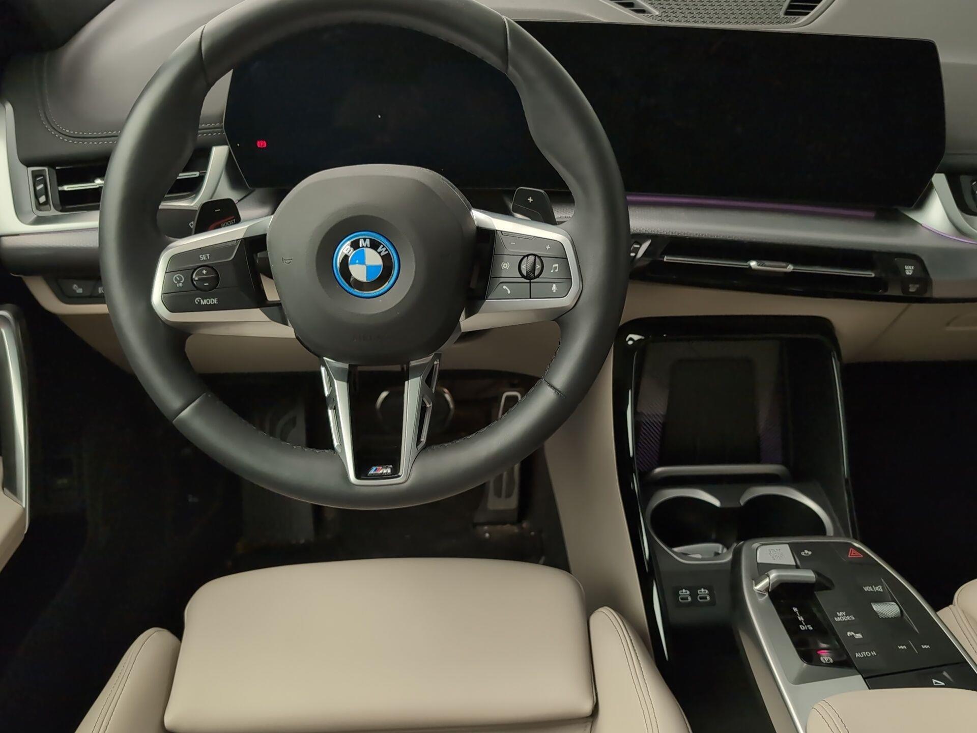 BMW X1 xDrive30e color Negro. Año 2025. 240KW(326CV). Híbrido Electro/Gasolina. En concesionario Automotor Premium Velázquez - Málaga de Málaga